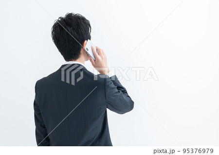 スマホで電話するビジネスマン 95376979