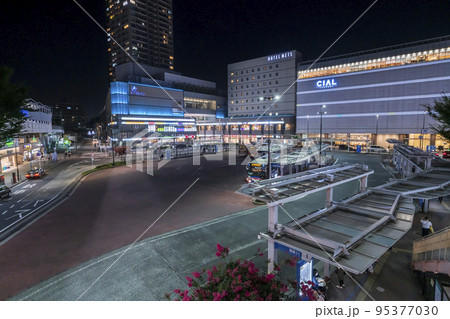 JR鶴見駅前の都市夜景【神奈川県・横浜市】 JR鶴見駅前の都市夜景【神奈川県・横浜市】 95377030