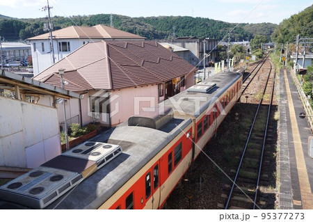 岡山県のローカル線 津山線の人気駅「亀甲駅」:跨線橋から見た駅舎と列車 岡山県のローカル線 津山線の人気駅「亀甲駅」:跨線橋から見た駅舎と列車 95377273