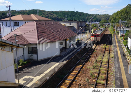 岡山県のローカル線 津山線の人気駅「亀甲駅」:跨線橋から見た駅舎と列車 岡山県のローカル線 津山線の人気駅「亀甲駅」:跨線橋から見た駅舎と列車 95377274
