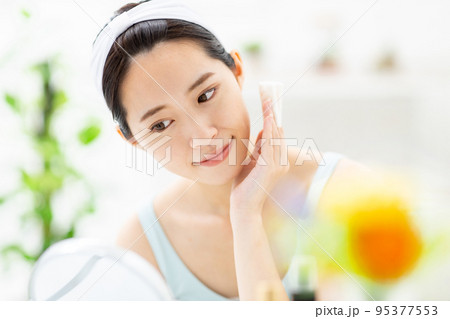 スキンケアをする若い女性 スキンケアをする若い女性 95377553