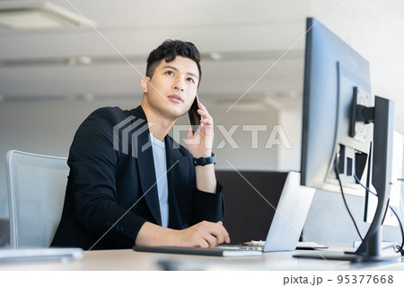 ビジネス、男性、会社員、PC、ビジネスマン、男性社員、ビジネスイメージ、笑顔、打ち合わせ、ジャケット 95377668