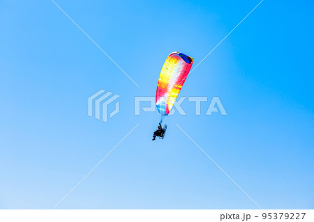 快晴の青空でスカイスポーツ パラグライダー 快晴の青空でスカイスポーツ パラグライダー 95379227