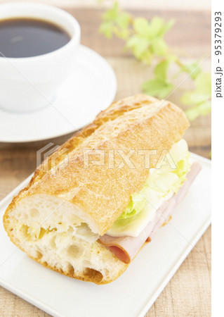 美味しいバケットサンド 95379293