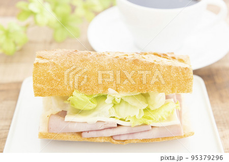 美味しいバケットサンドとコーヒー 美味しいバケットサンドとコーヒー 95379296