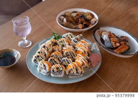 カリフォルニアロール、根菜と秋鮭ソテーの食卓 カリフォルニアロール、根菜と秋鮭ソテーの食卓 95379998