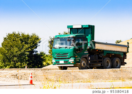 工事現場　重機ダンプトラック 95380418