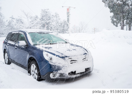 【雪景色】豪雪地帯を走行した後の車 【雪景色】豪雪地帯を走行した後の車 95380519