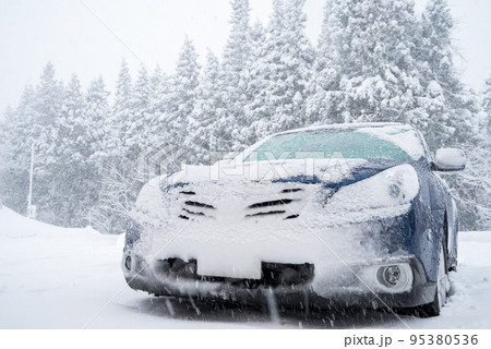 【雪景色】豪雪地帯を走行した後の車 95380536