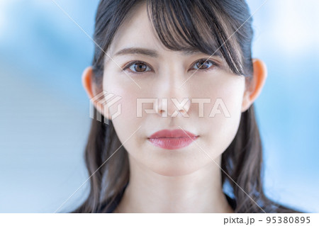 若い女性の顔のアップ ビューティ 若い女性の顔のアップ ビューティ 95380895