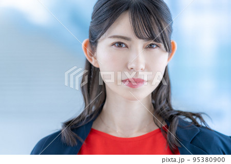 若い女性の顔のアップ ビューティ 若い女性の顔のアップ ビューティ 95380900