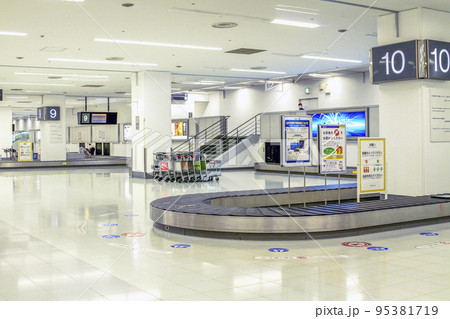 羽田空港第一ターミナルの手荷物受け取りレーン 95381719