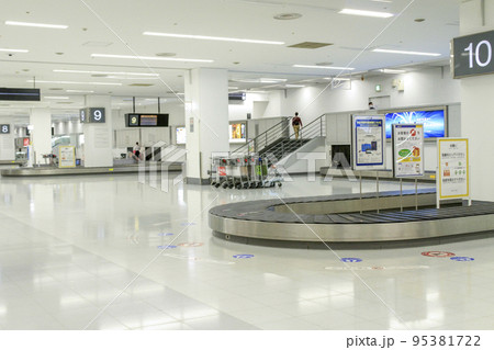 羽田空港第一ターミナルの手荷物受け取りレーン 95381722
