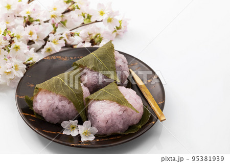 白バックの桜もち 白バックの桜もち 95381939