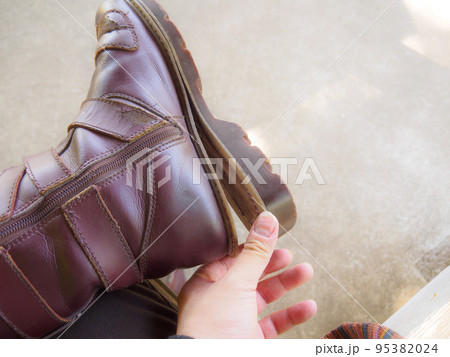 靴底が剥がれたブーツ 95382024