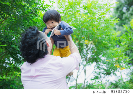 小さな男の子とお父さん　庭　 95382750