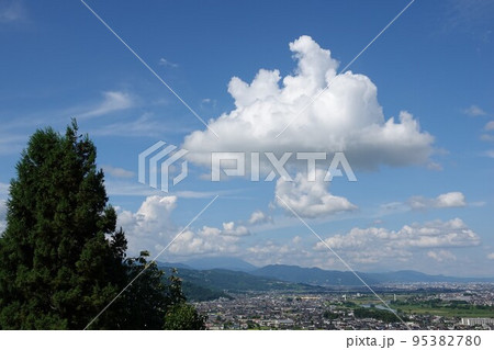 「俤や 姨月の都ひとりなく 月の友 」棚田や芭蕉も訪れた観月の名所としても知られている姨捨長楽寺 95382780