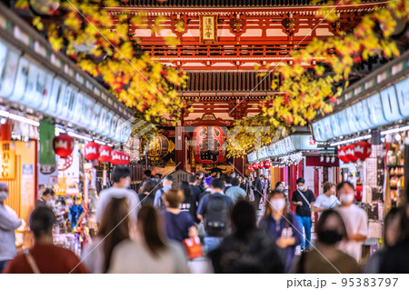 日本の東京都市景観 入国制限撤廃、外国人の個人旅行も解禁…外国人観光客らで賑わう浅草寺＝10月11日 95383797