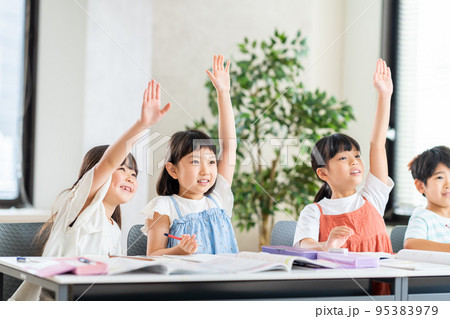 授業中に手を挙げる小学生達。 授業中に手を挙げる小学生達。 95383979