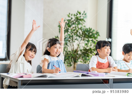 授業中に手を挙げる小学生達。 95383980