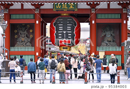 日本の東京都市景観 入国制限撤廃、訪日外国人旅行者も増加。朝から賑わう浅草寺=10月16日(日) 日本の東京都市景観 入国制限撤廃、訪日外国人旅行者も増加。朝から賑わう浅草寺=10月16日(日) 95384003