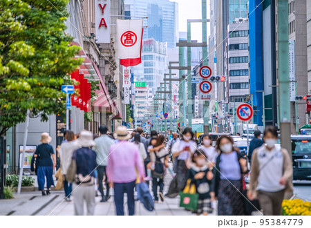 日本の東京都市景観 入国制限撤廃、訪日外国人旅行者も増加。賑わう日本橋＝10月16日（日） 95384779