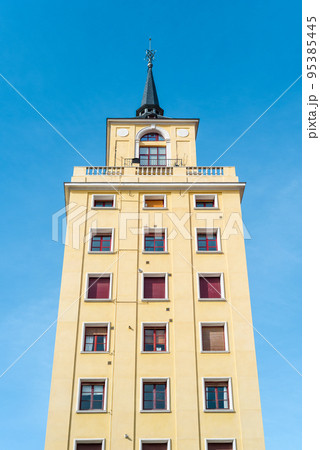 Old residential building in central Madrid 95385445