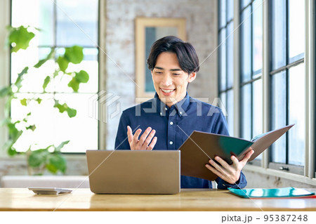 自宅でチャットするテレワーク中のエンジニア 自宅でチャットするテレワーク中のエンジニア 95387248