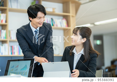 ビジネス、男性、OL、女性、営業、人物、ビジネスマン、オフィス、ビジネスウーマン、2人、会社員、女性 95388391