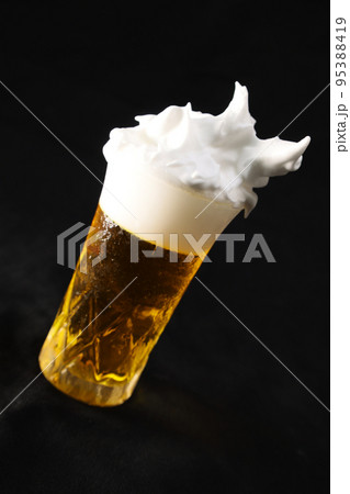 グラスから溢れるビールの泡 グラスから溢れるビールの泡 95388419
