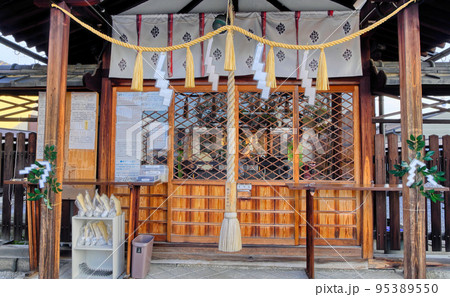 京都、櫟谷七野神社の拝殿 京都、櫟谷七野神社の拝殿 95389550