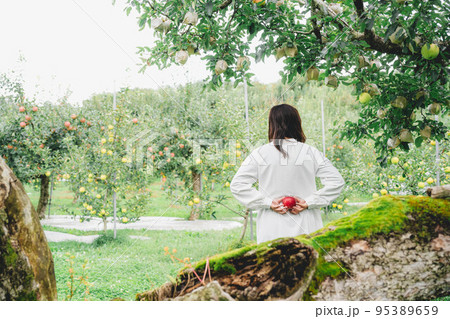 りんごと白いワンピースの女性 95389659
