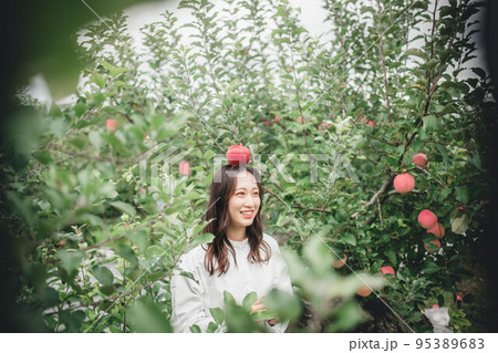 りんごと白いワンピースの女性 95389683