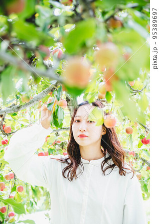 りんごと白いワンピースの女性 95389697