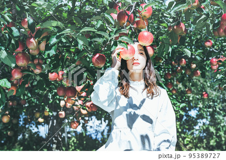 りんごと白いワンピースの女性 95389727