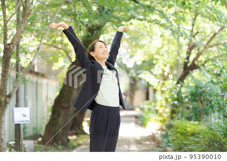 深呼吸をする女性　 95390010