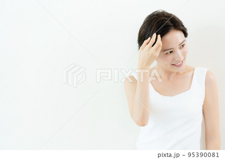 壁の前でポージングする女性 95390081