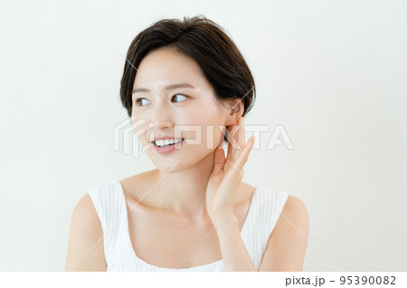 壁の前でポージングする女性 95390082