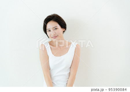 壁の前でポージングする女性 95390084