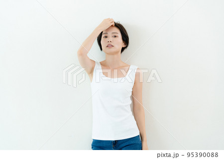 壁の前でポージングする女性 95390088