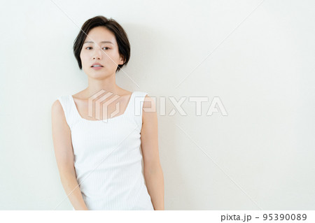 壁の前でポージングする女性 95390089