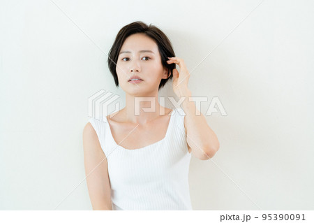 壁の前でポージングする女性 95390091