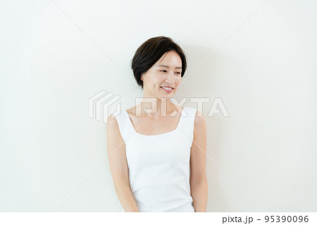 壁の前でポージングする女性 95390096