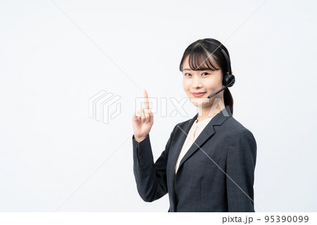 ヘッドセットをつけた女性のオペレーター(白バック、指さしポーズ) ヘッドセットをつけた女性のオペレーター(白バック、指さしポーズ) 95390099