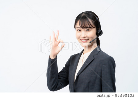 ヘッドセットをつけた女性のオペレーター（白バック、OKサイン） 95390102