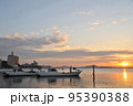 漁船と日の出 95390388