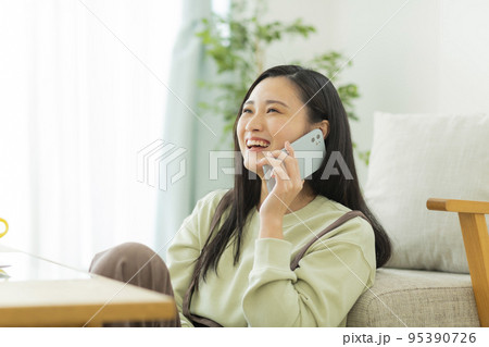 スマホで通話をする若い女性 スマホで通話をする若い女性 95390726