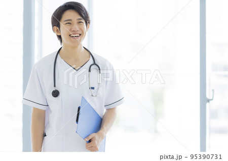 白衣 男性 医師 看護師 95390731