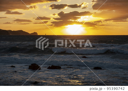 積丹の夕日 95390742