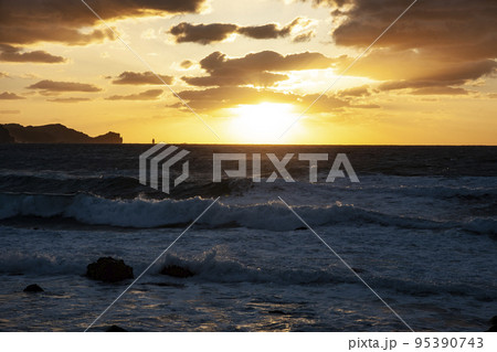 積丹の夕日 95390743